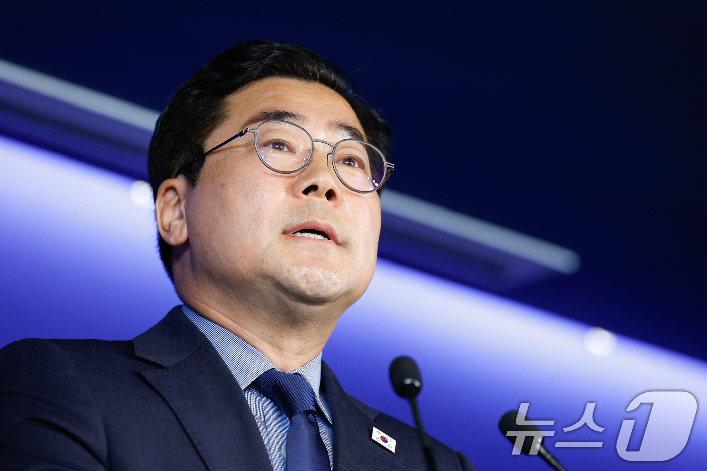 (서울=뉴스1) 안은나 기자 = 박찬대 더불어민주당 의원이 23일 오전 서울 여의도 당사에서 당대표 출마 선언 기자회견을 하던 중 고 있다. 2025.6.23/뉴스1