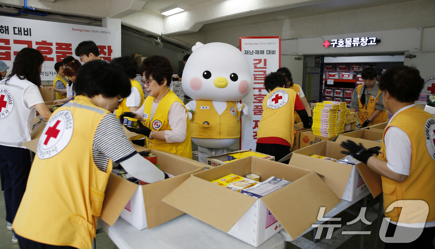(부산=뉴스1) 윤일지 기자 = 23일 부산진구 대한적십자사 부산지사 구호창고에서 직원들과 자원봉사자들이 태풍과 집중호우 등 여름철 재난 상황에 대비해 긴급구호용 비상식량세트를 제 …