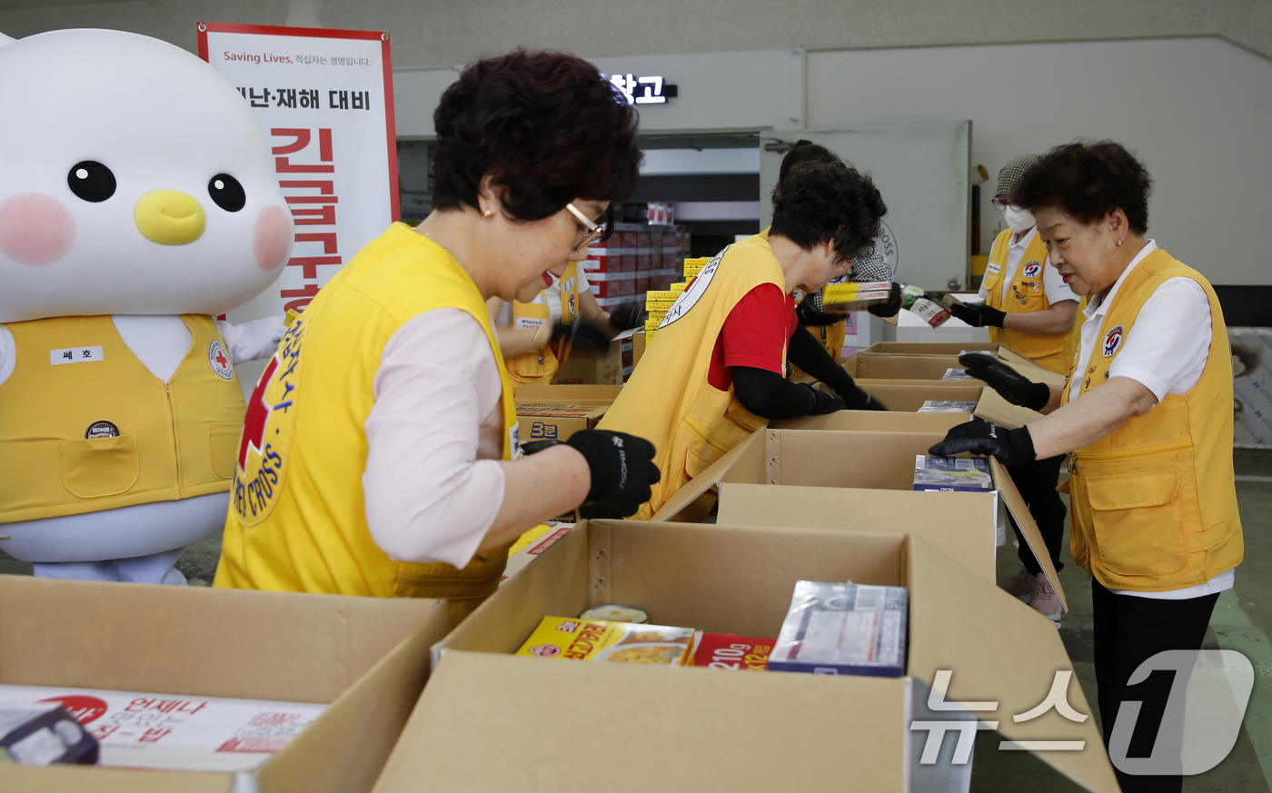 (부산=뉴스1) 윤일지 기자 = 23일 부산진구 대한적십자사 부산지사 구호창고에서 직원들과 자원봉사자들이 태풍과 집중호우 등 여름철 재난 상황에 대비해 긴급구호용 비상식량세트를 제 …