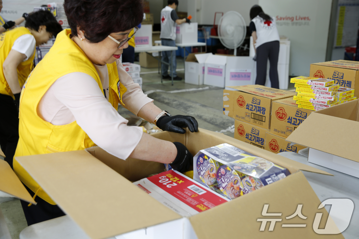 (부산=뉴스1) 윤일지 기자 = 23일 부산진구 대한적십자사 부산지사 구호창고에서 직원들과 자원봉사자들이 태풍과 집중호우 등 여름철 재난 상황에 대비해 긴급구호용 비상식량세트를 제 …