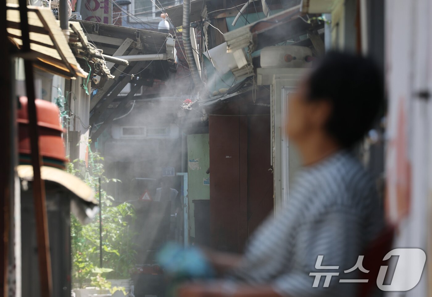 본문 이미지 - 장마전선이 물러가고 무더위가 찾아온 23일 서울 영등포구 영등포쪽방촌 골목에 폭염 대비용 쿨링포그가 가동되고 있다. 2025.6.23/뉴스1 ⓒ News1 오대일 기자