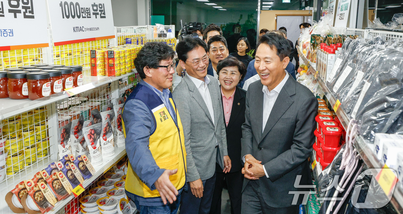 (서울=뉴스1) 오대일 기자 = 오세훈 서울시장이 23일 서울 영등포쪽방상담소에서 열린 온기창고 개소식에서 온기창고를 둘러보고 있다. 온기창고는 매장에 후원받은 생필품을 진열해 놓 …