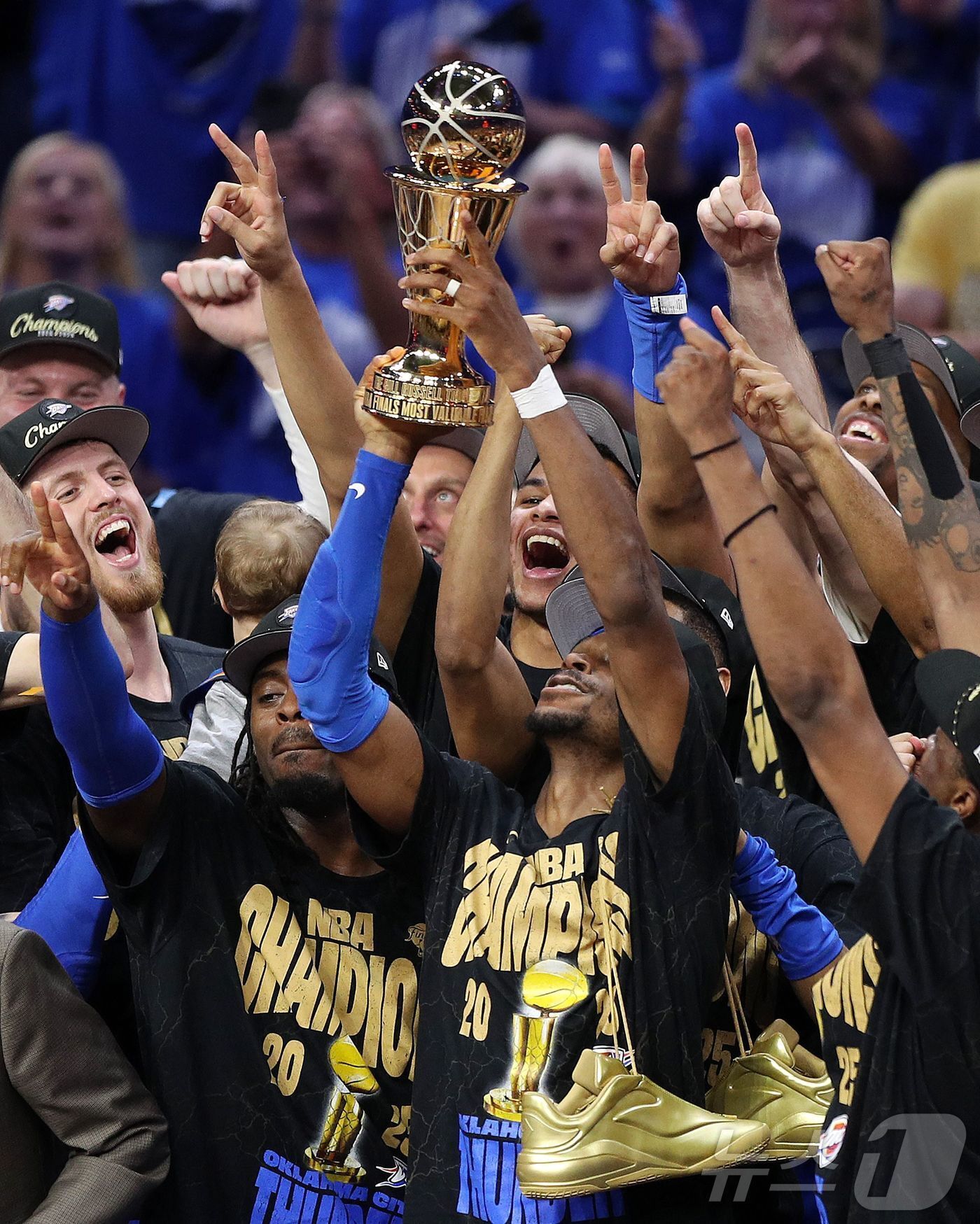본문 이미지 - NBA 파이널 MVP 길저스-알렉산더가 우승 트로피를 들어올리고 있다. ⓒ AFP=뉴스1