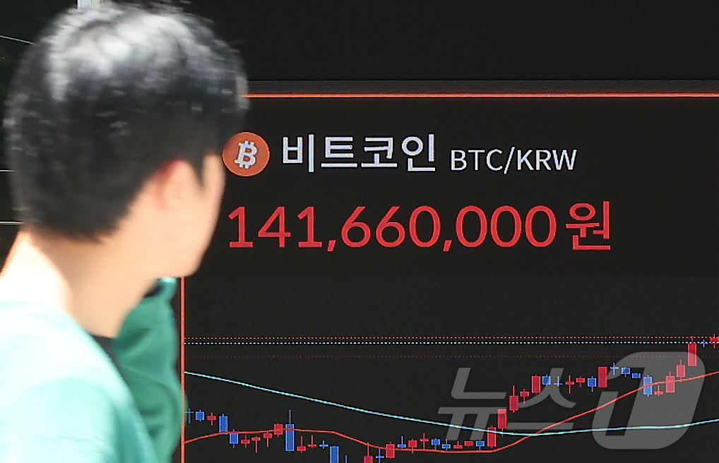 (서울=뉴스1) 김진환 기자 = 23일 서울 강남구 서초구 빗썸라운지 강남본점 전광판에 비트코인 거래 가격이 표시되고 있다.비트코인은 미국의 이란 핵시설 공격으로 중동 위기 여파로 …