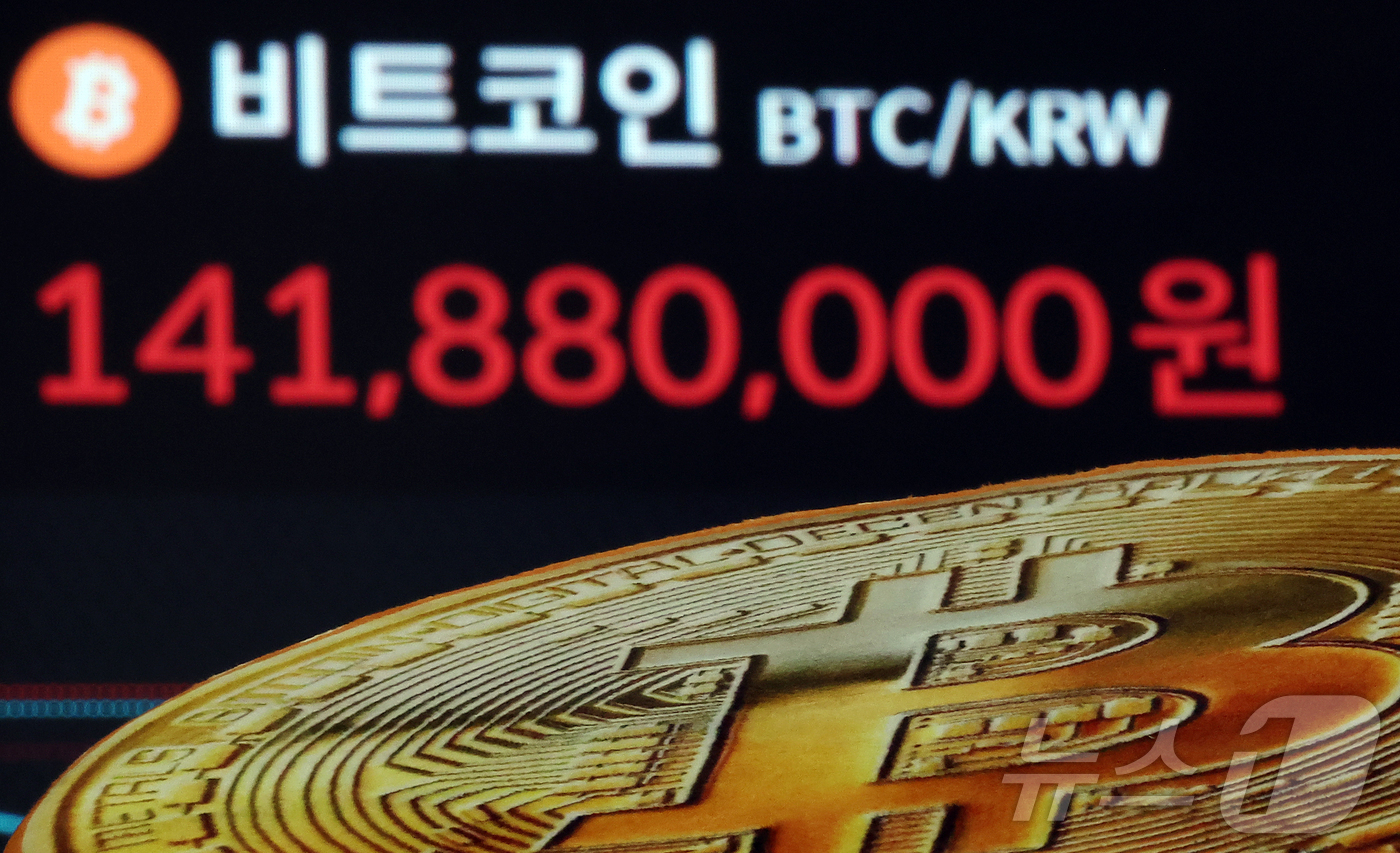 (서울=뉴스1) 김진환 기자 = 23일 서울 강남구 서초구 빗썸라운지 강남본점 전광판에 비트코인 거래 가격이 표시되고 있다.비트코인은 미국의 이란 핵시설 공격으로 중동 위기 여파로 …