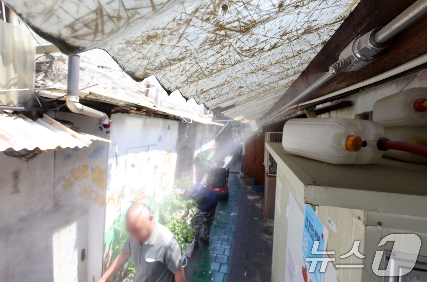 (서울=뉴스1) 오대일 기자 = 장마전선이 물러가고 무더위가 찾아온 23일 서울 영등포구 영등포쪽방촌 골목에 폭염 대비용 쿨링포그가 가동되고 있다. (공동취재) 2025.6.23/ …