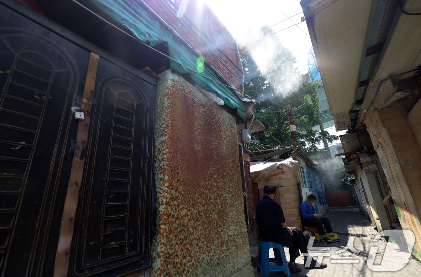 (서울=뉴스1) 오대일 기자 = 장마전선이 물러가고 무더위가 찾아온 23일 서울 영등포구 영등포쪽방촌 골목에 폭염 대비용 쿨링포그가 가동되고 있다. (공동취재) 2025.6.23/ …