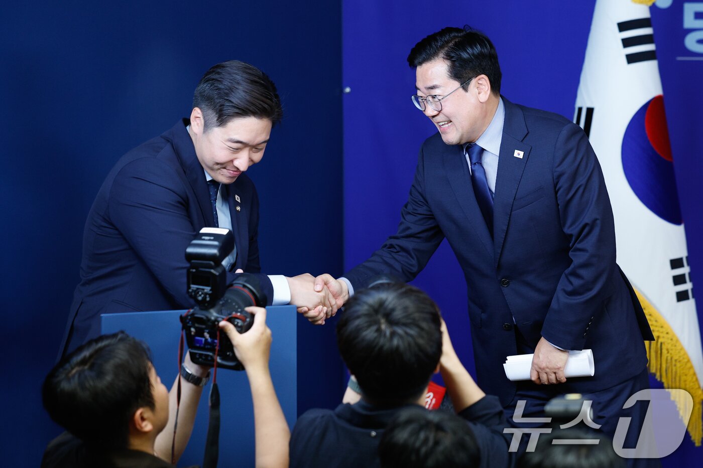 본문 이미지 - 박찬대 더불어민주당 의원이 23일 오전 서울 여의도 당사에서 당대표 출마 선언 기자회견을 마친 뒤 사회를 봐준 김용만 의원과 악수하고 있다. 2025.6.23/뉴스1 ⓒ News1 안은나 기자