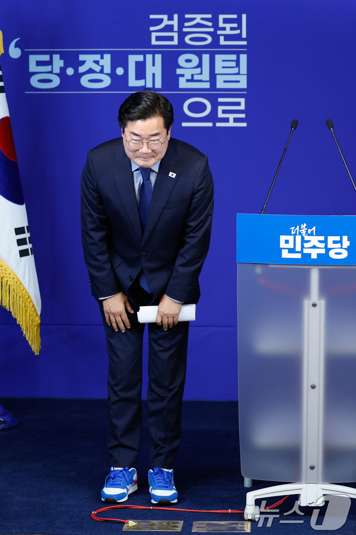 (서울=뉴스1) 안은나 기자 = 박찬대 더불어민주당 의원이 23일 오전 서울 여의도 당사에서 당대표 출마 선언 기자회견을 마친 뒤 인사하고 있다. 2025.6.23/뉴스1