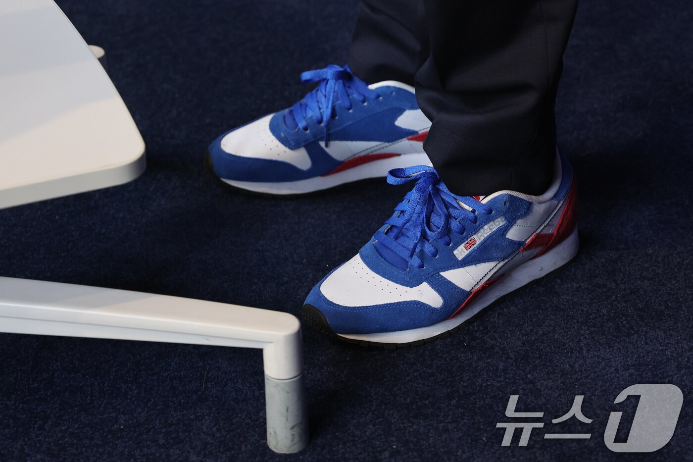 본문 이미지 - 박찬대 더불어민주당 의원이 23일 오전 서울 여의도 당사에서 이재명 대통령 선거운동때 신었던 신발을 신은채 당대표 출마 선언 기자회견을 하고 있다. 2025.6.23/뉴스1 ⓒ News1 안은나 기자