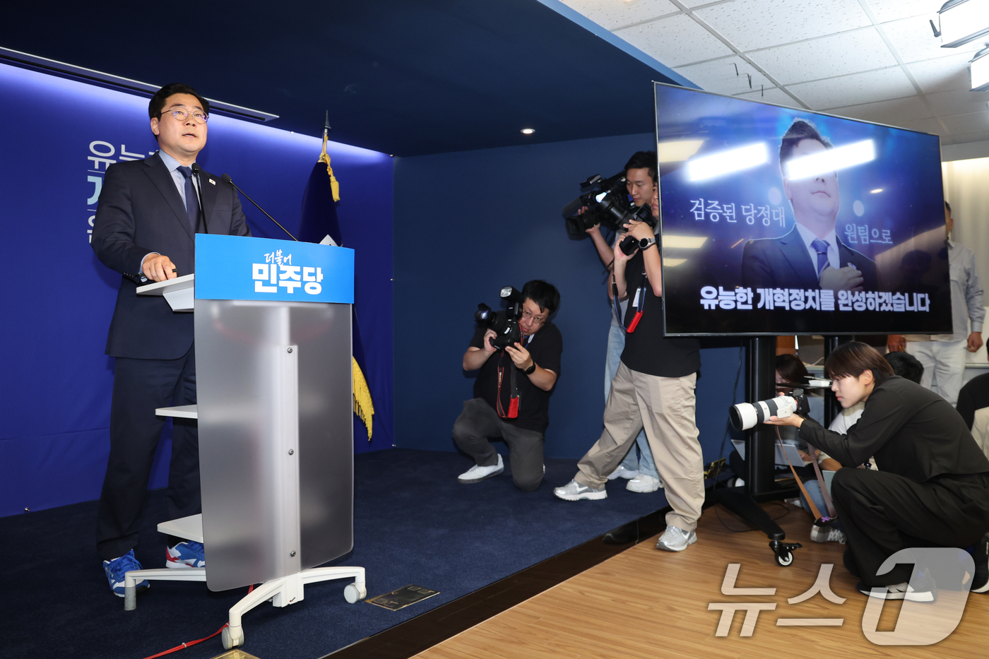 (서울=뉴스1) 안은나 기자 = 박찬대 더불어민주당 의원이 23일 오전 서울 여의도 당사에서 당대표 출마 선언 기자회견을 하고 있다. 2025.6.23/뉴스1