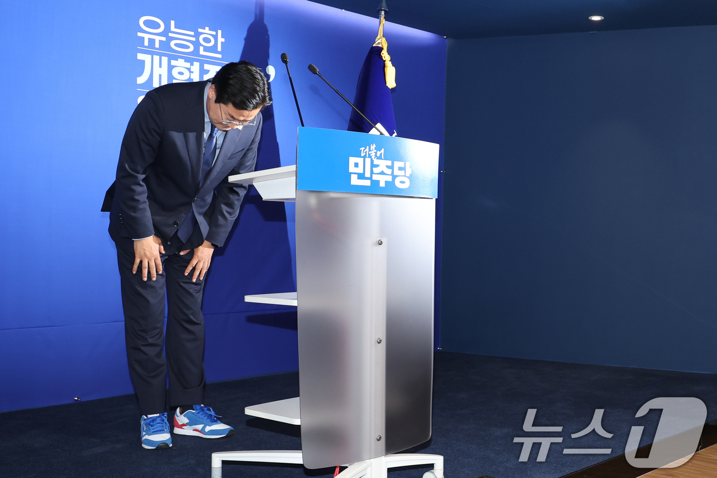 (서울=뉴스1) 안은나 기자 = 박찬대 더불어민주당 의원이 23일 오전 서울 여의도 당사에서 이재명 대통령 선거운동때 신었던 신발을 신고 당대표 출마 선언 기자회견을 하고 있다. …