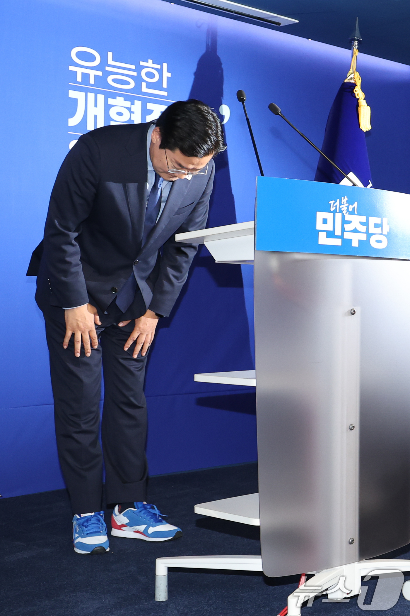 (서울=뉴스1) 안은나 기자 = 박찬대 더불어민주당 의원이 23일 오전 서울 여의도 당사에서 이재명 대통령 선거운동때 신었던 신발을 신고 당대표 출마 선언 기자회견을 하고 있다. …