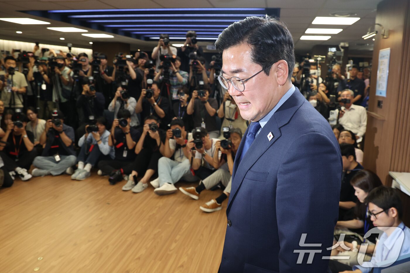 본문 이미지 - 박찬대 더불어민주당 의원이 23일 오전 서울 여의도 당사에서 당대표 출마 선언 기자회견을 하기 위해 입장하고 있다. 2025.6.23/뉴스1 ⓒ News1 안은나 기자