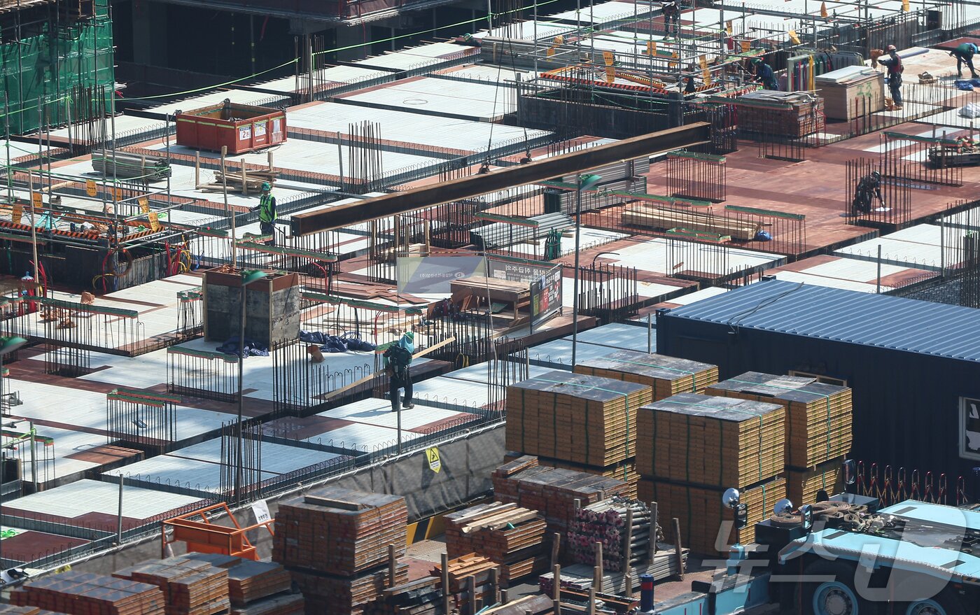 본문 이미지 - 서울 시내 한 아파트 건설현장에서 노동자들이 작업하는 모습.&#40;기사 내용과 무관&#41; ⓒ News1 김도우 기자