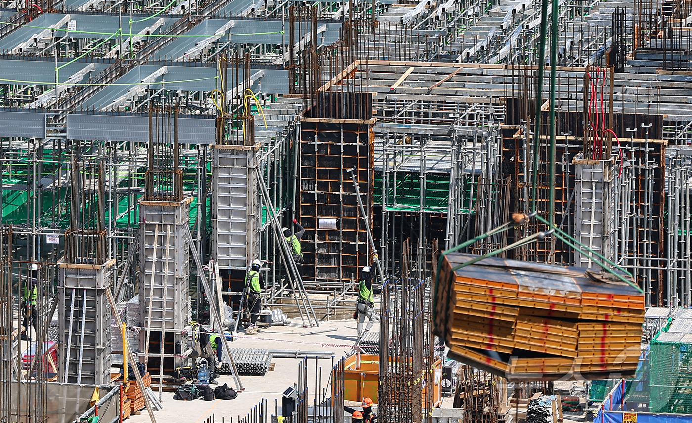 (서울=뉴스1) 김도우 기자 = 고용노동부는 23일부터 건설·조선·물류 등 폭염 고위험사업장 등을 중심으로 '폭염안전 5대 기본수칙' 준수 여부를 지도·감독한다.5대 기본 수칙은 …