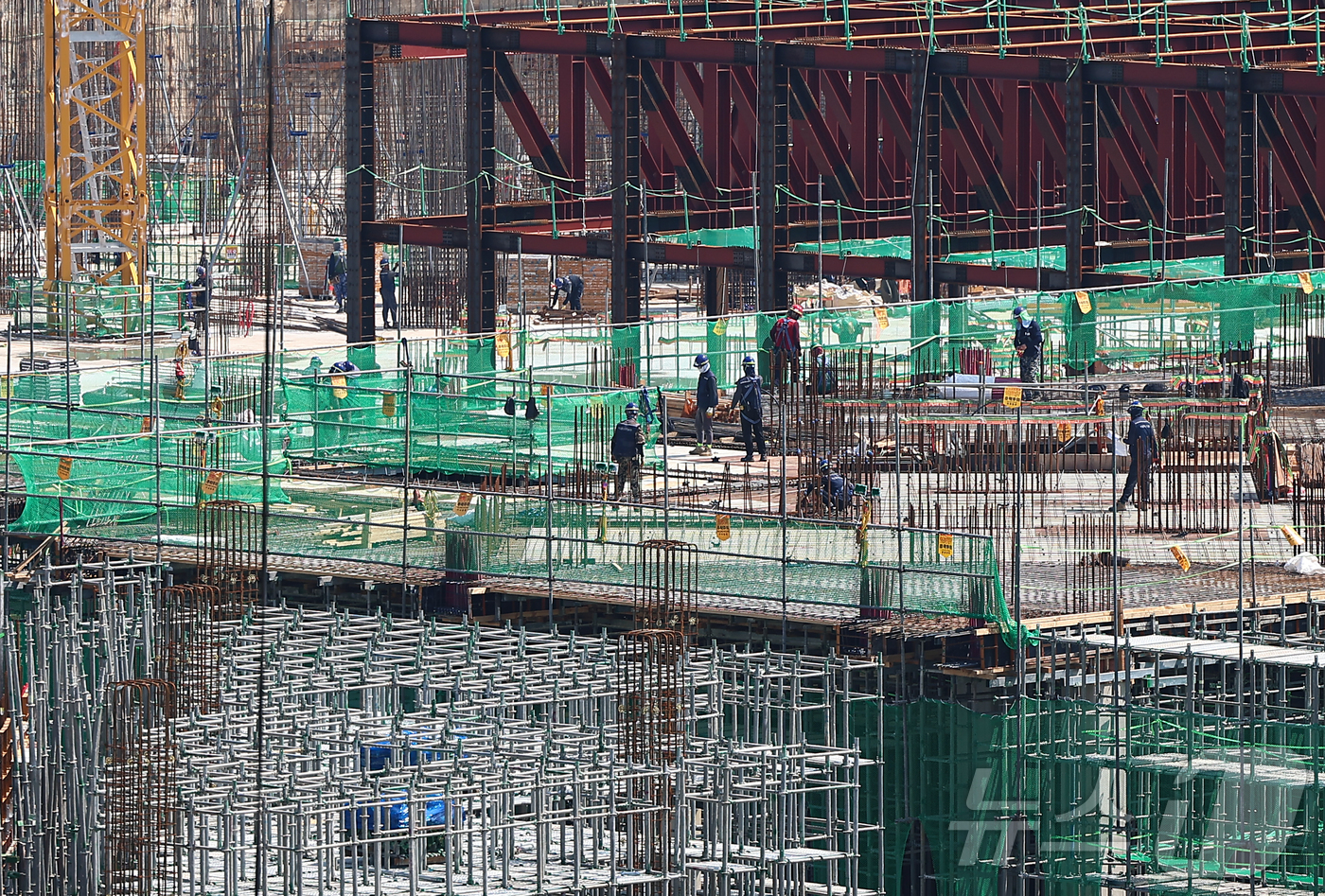 (서울=뉴스1) 김도우 기자 = 고용노동부는 23일부터 건설·조선·물류 등 폭염 고위험사업장 등을 중심으로 '폭염안전 5대 기본수칙' 준수 여부를 지도·감독한다.5대 기본 수칙은 …