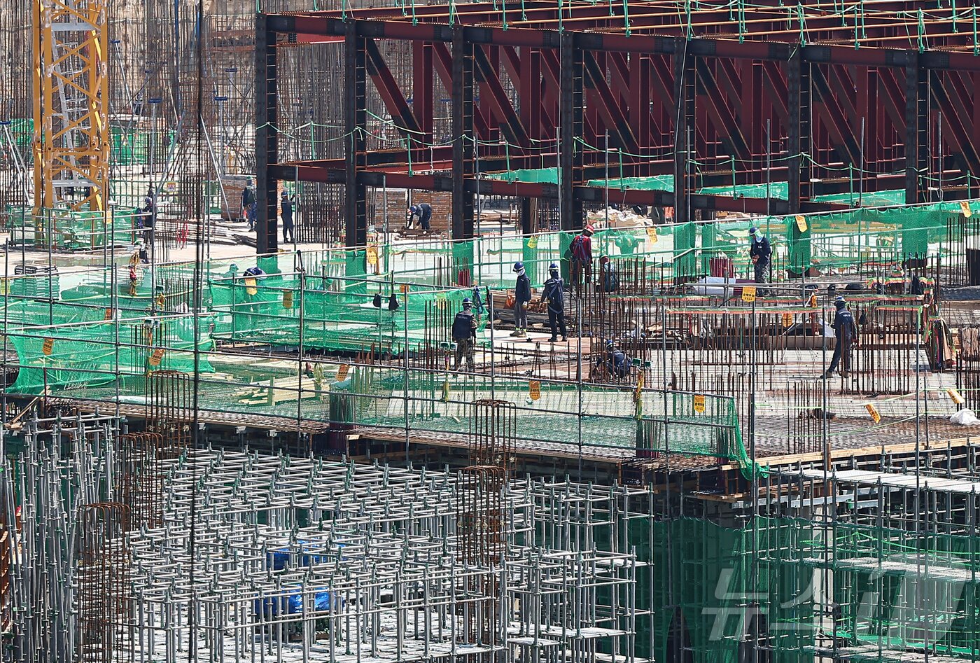 본문 이미지 - 서울 시내 한 아파트 건설현장에서 노동자들이 작업하고 있다.(기사와 무관)ⓒ News1 김도우 기자