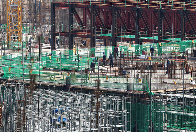 "유가 50% 급등, 건설 생산비용 1% 상승…중동 사태, 건설경기 악영향"