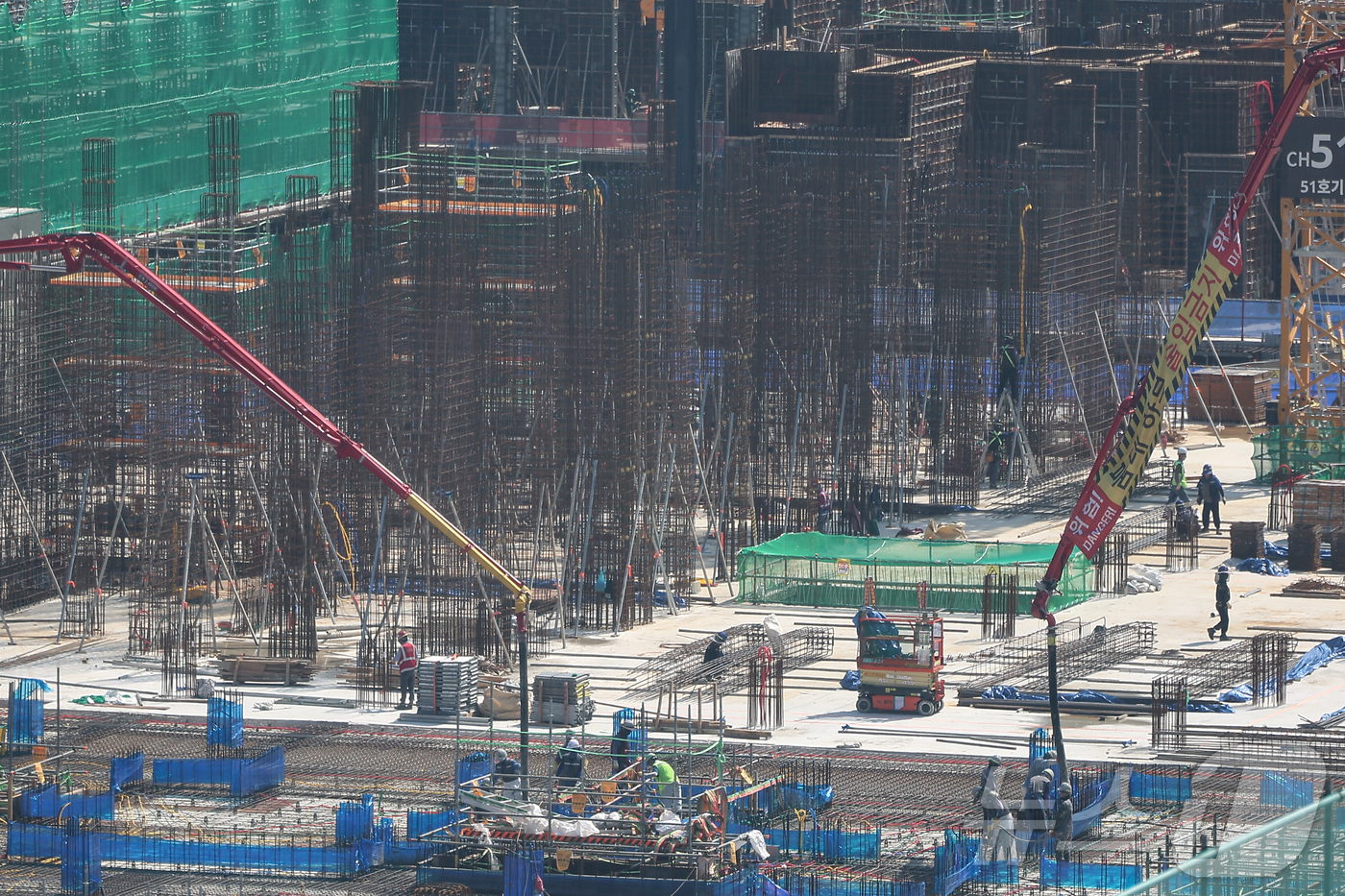 (서울=뉴스1) 김도우 기자 = 고용노동부는 23일부터 건설·조선·물류 등 폭염 고위험사업장 등을 중심으로 '폭염안전 5대 기본수칙' 준수 여부를 지도·감독한다.5대 기본 수칙은 …