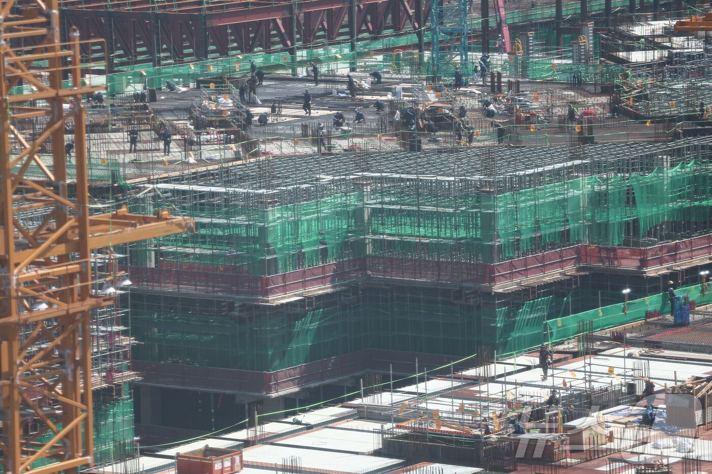 본문 이미지 - 서울 시내 한 아파트 건설현장에서 노동자들이 작업하는 모습. 2025.6.23/뉴스1 ⓒ News1 김도우 기자