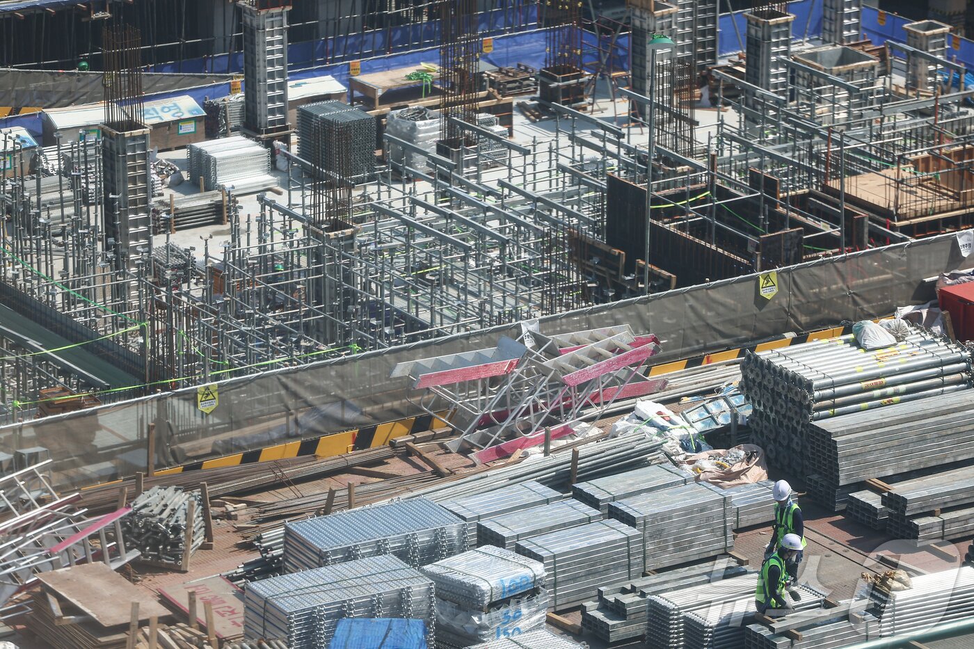 본문 이미지 - 서울 시내 한 아파트 건설현장에서 노동자들이 작업하는 모습./뉴스1 ⓒ News1 김도우 기자