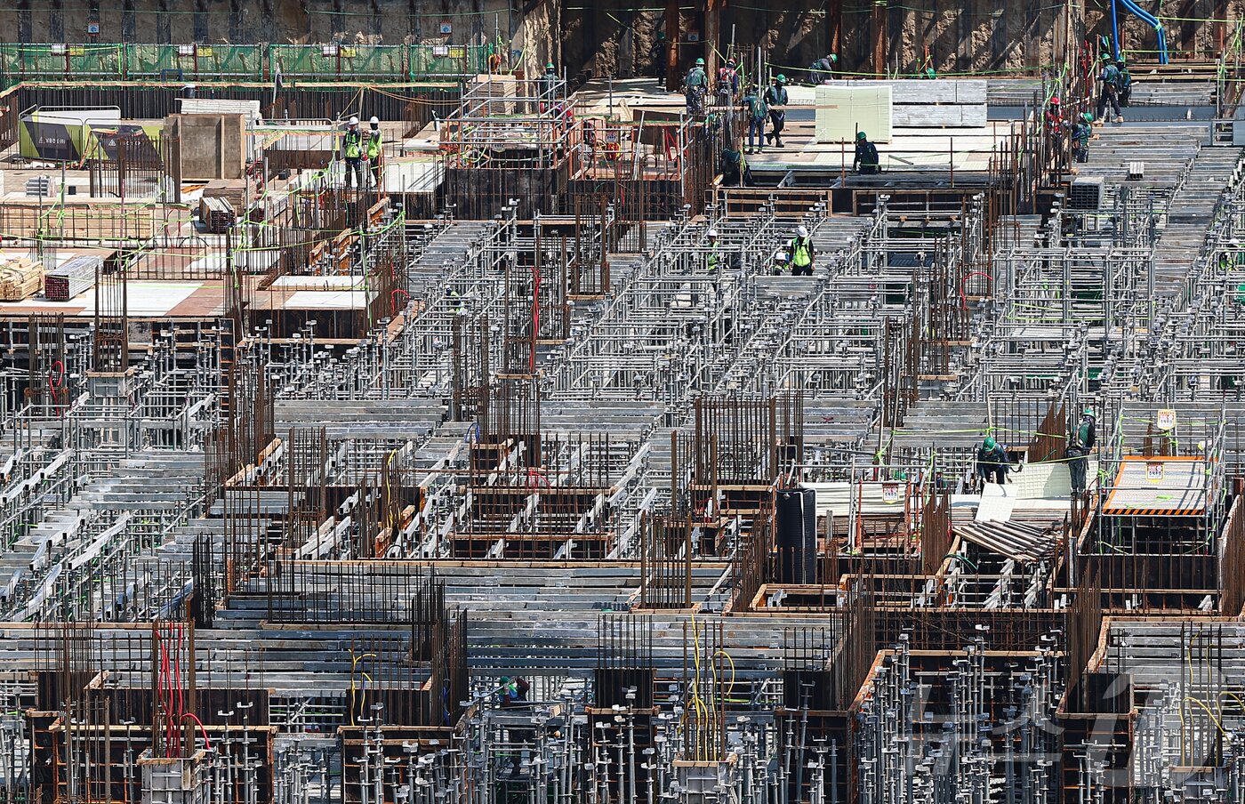 본문 이미지 -  아파트 건설현장에서 노동자들이 작업하는 모습. /뉴스1 ⓒ News1 김도우 기자