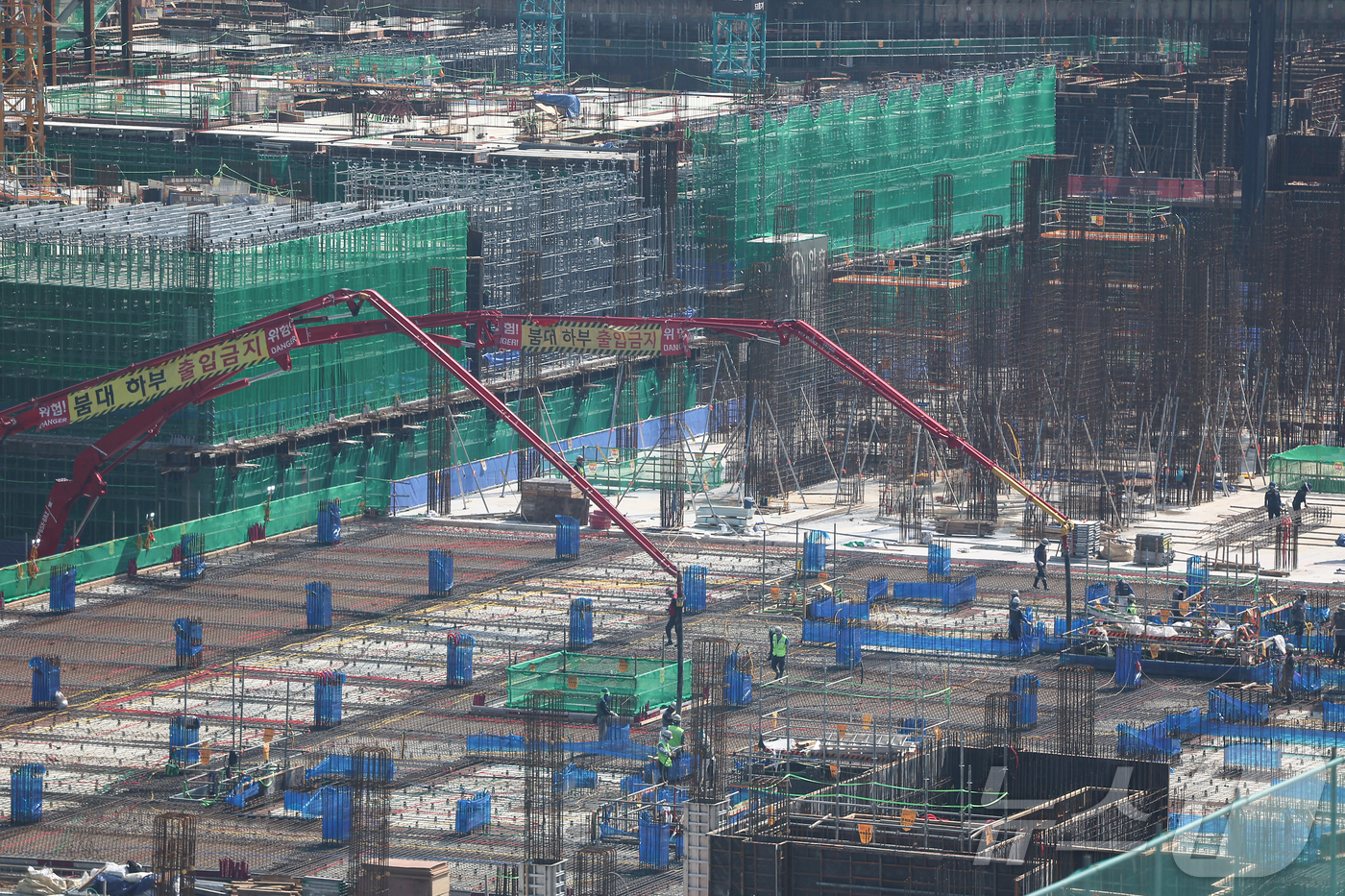 (서울=뉴스1) 김도우 기자 = 고용노동부는 23일부터 건설·조선·물류 등 폭염 고위험사업장 등을 중심으로 '폭염안전 5대 기본수칙' 준수 여부를 지도·감독한다.5대 기본 수칙은 …