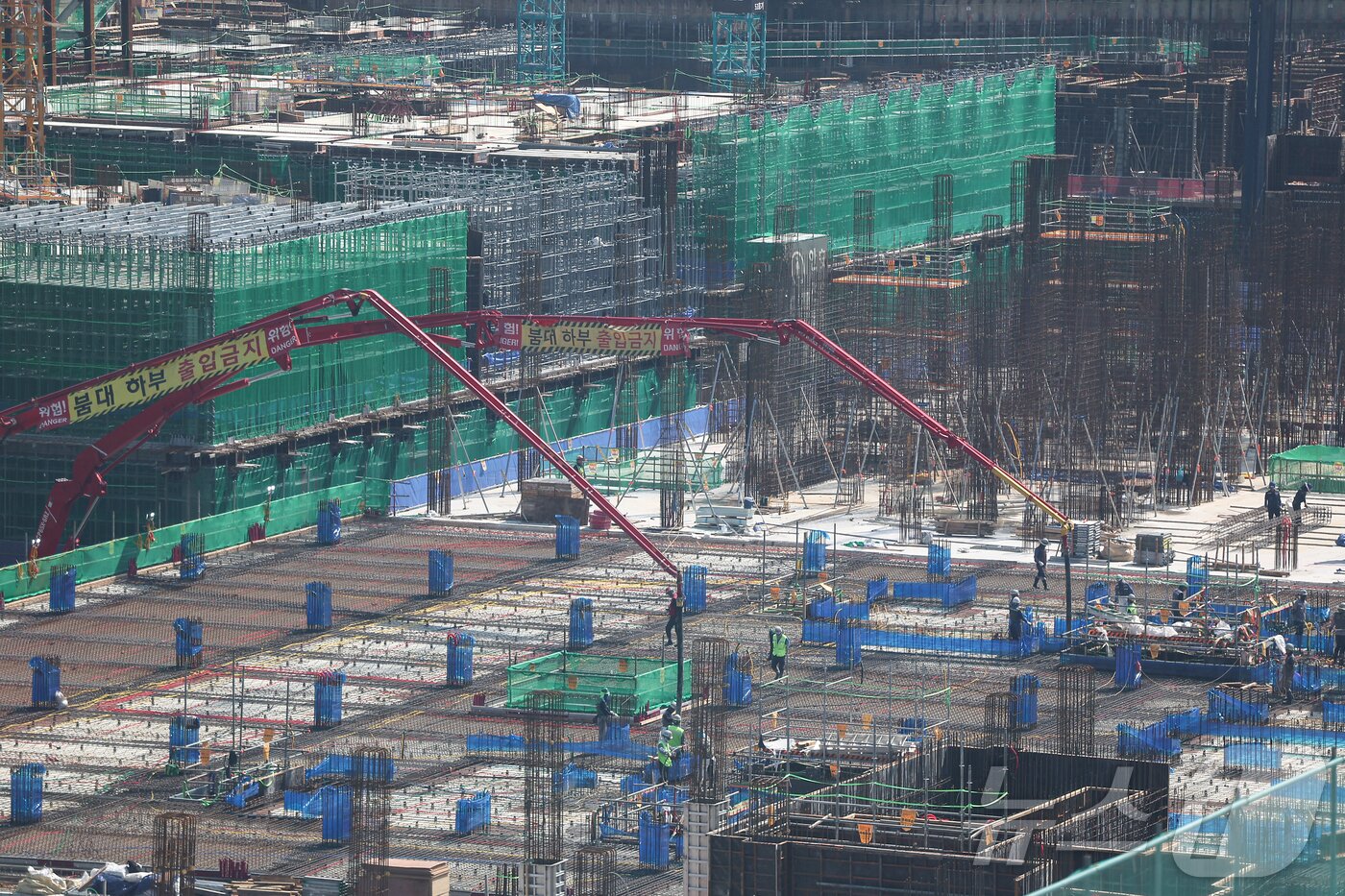 본문 이미지 - 서울 시내 한 아파트 건설현장에서 노동자들이 작업하는 모습. /뉴스1 ⓒ News1 김도우 기자