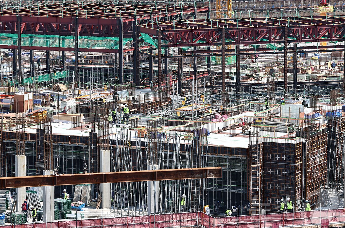 본문 이미지 - 서울 시내 한 아파트 건설현장에서 노동자들이 작업하는 모습. /뉴스1 ⓒ News1 김도우 기자