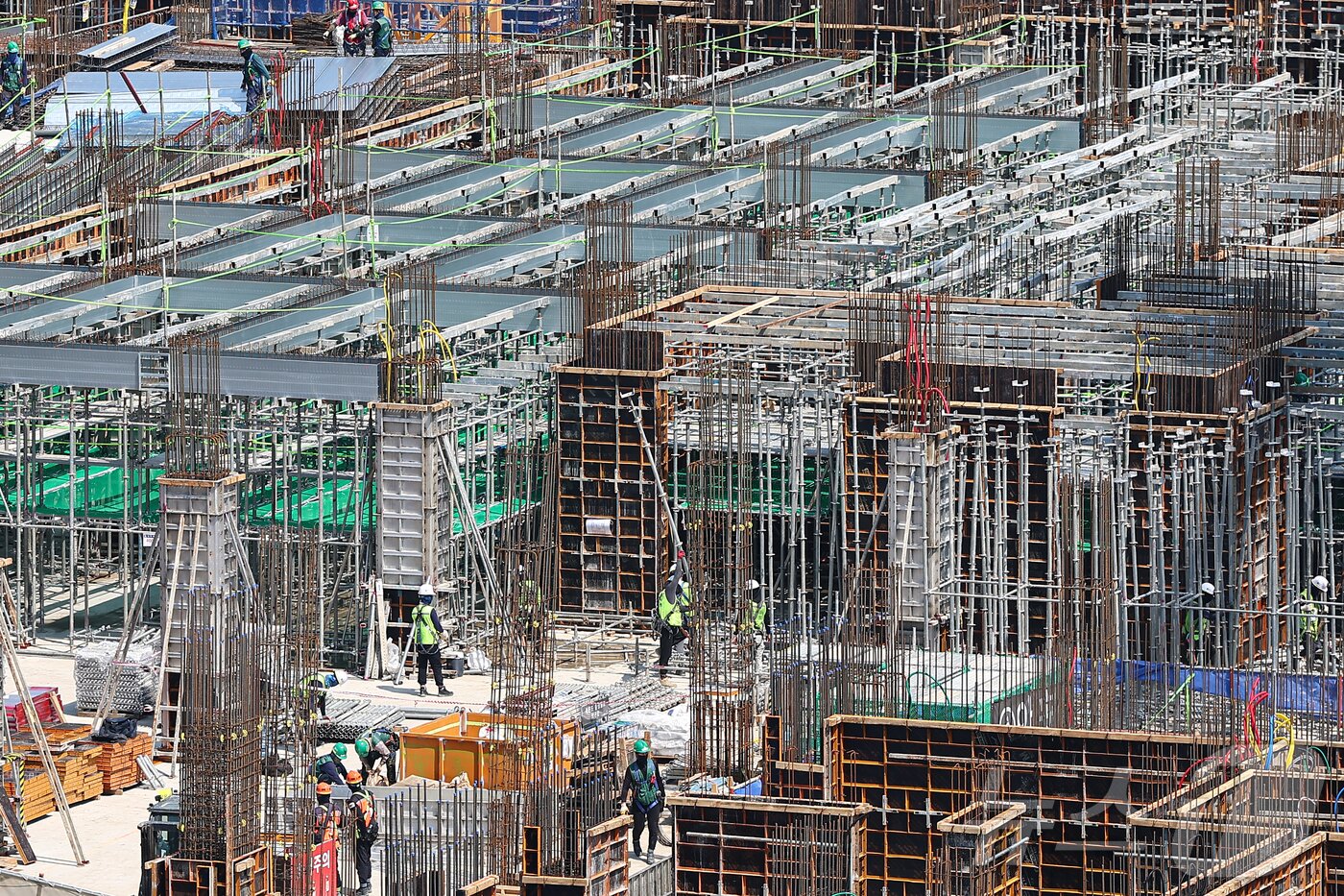 본문 이미지 - 서울 시내 한 아파트 건설현장에서 노동자들이 작업하는 모습. 2025.6.23/뉴스1 ⓒ News1 김도우 기자