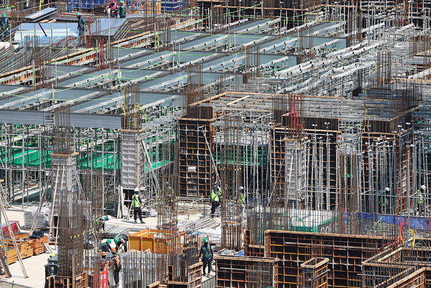 달러 강세에 공사비 상승 우려…건설업계 한숨 깊어진다