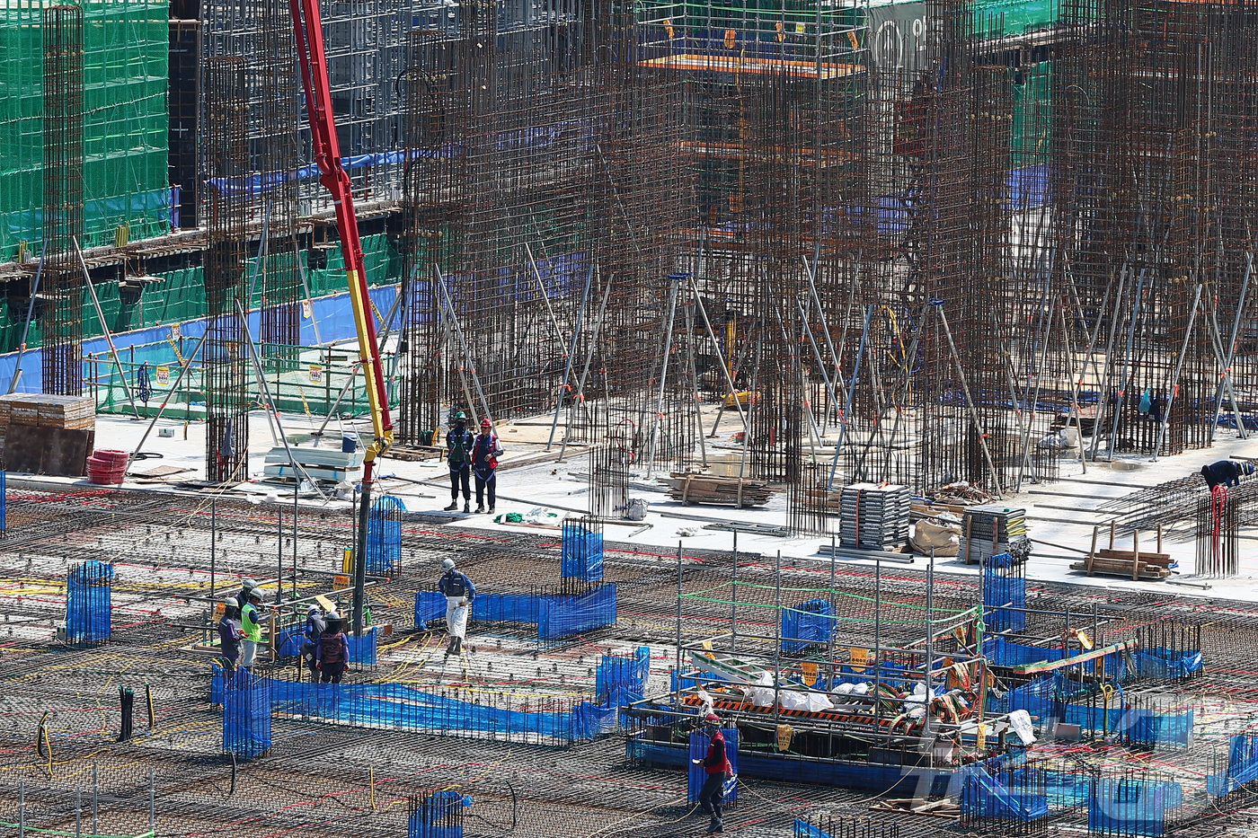 (서울=뉴스1) 김도우 기자 = 고용노동부는 23일부터 건설·조선·물류 등 폭염 고위험사업장 등을 중심으로 '폭염안전 5대 기본수칙' 준수 여부를 지도·감독한다.5대 기본 수칙은 …