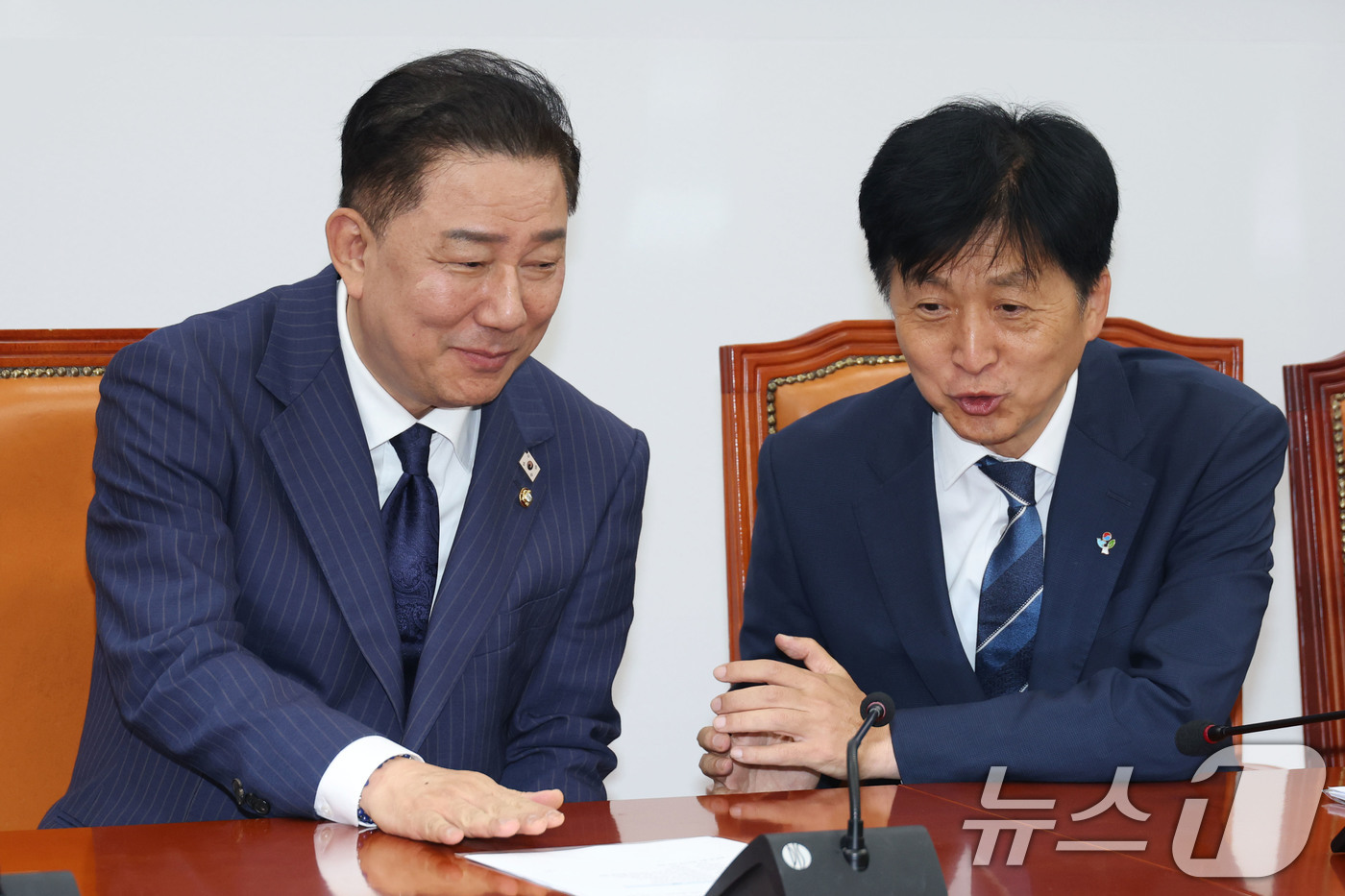 (서울=뉴스1) 이광호 기자 = 김병기 더불어민주당 당대표 직무대행 겸 원내대표가 23일 오후 서울 여의도 국회에서 열린 코스피 5000특별위원회 출범식에서 오기형 특위위원장과 대 …