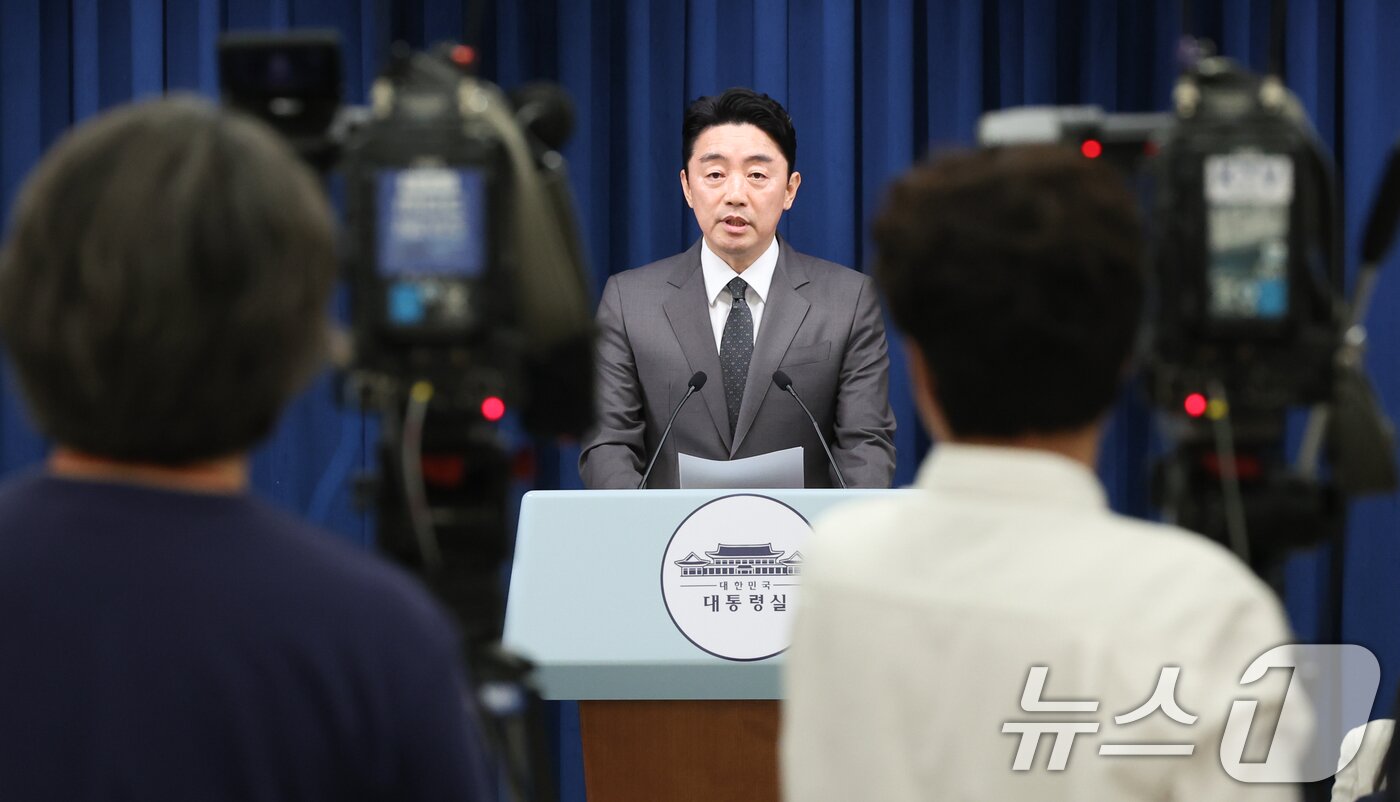 본문 이미지 - 강훈식 대통령 비서실장이 23일 서울 용산구 대통령실 청사에서 장관 후보자 인선 발표을 하고 있다. 2025.6.23/뉴스1 ⓒ News1 허경 기자