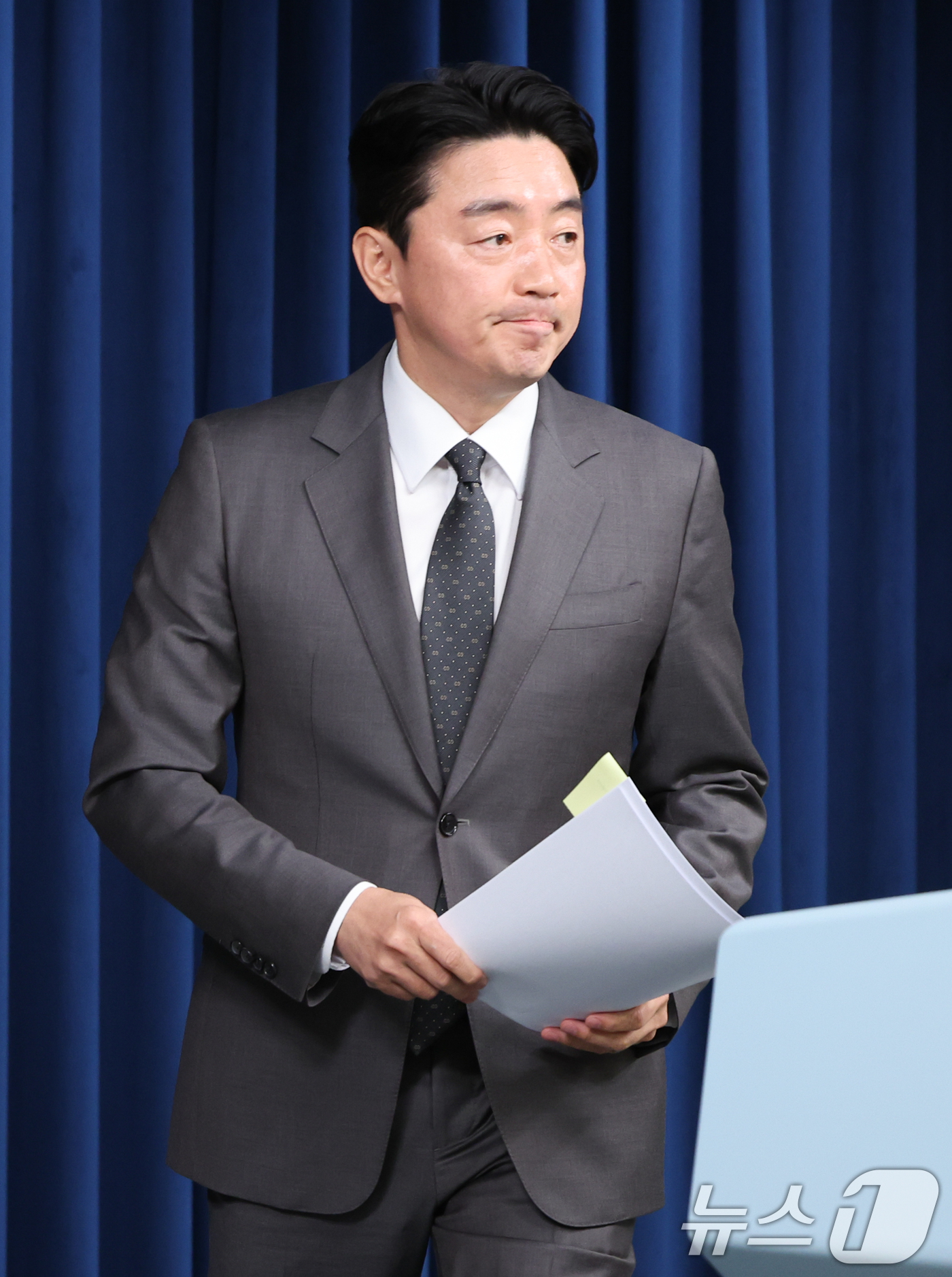 (서울=뉴스1) 허경 기자 = 강훈식 대통령 비서실장이 23일 서울 용산구 대통령실 청사에서 장관 후보자 인선 발표을 하기 위해 입장하고 있다. 2025.6.23/뉴스1