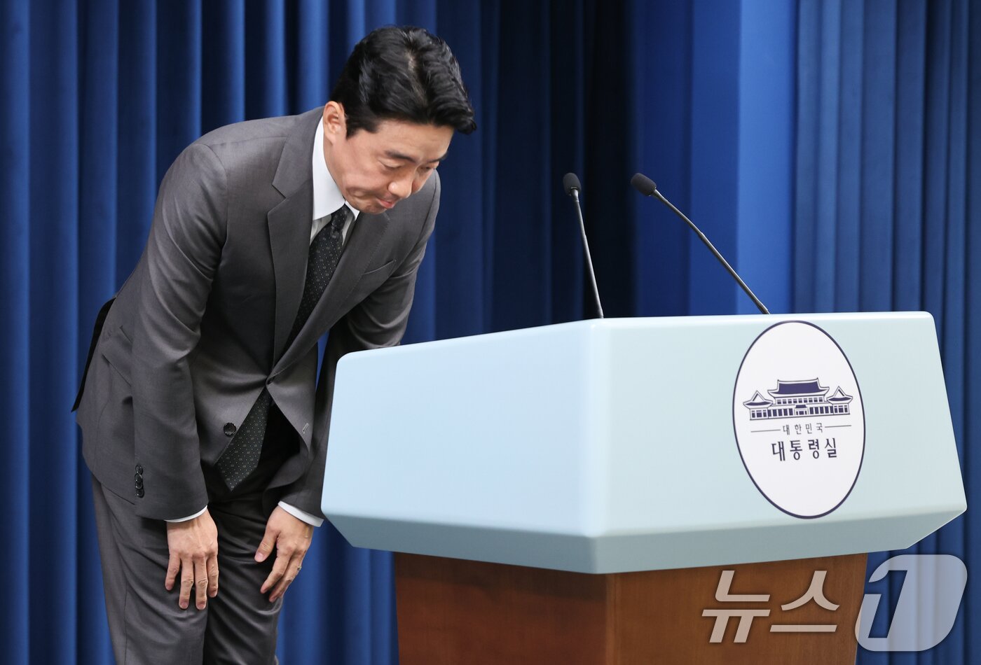본문 이미지 - 강훈식 대통령 비서실장이 23일 서울 용산구 대통령실 청사에서 장관 후보자 인선 발표을 하기 앞서 고개숙여 인사하고 있다. 2025.6.23/뉴스1 ⓒ News1 허경 기자