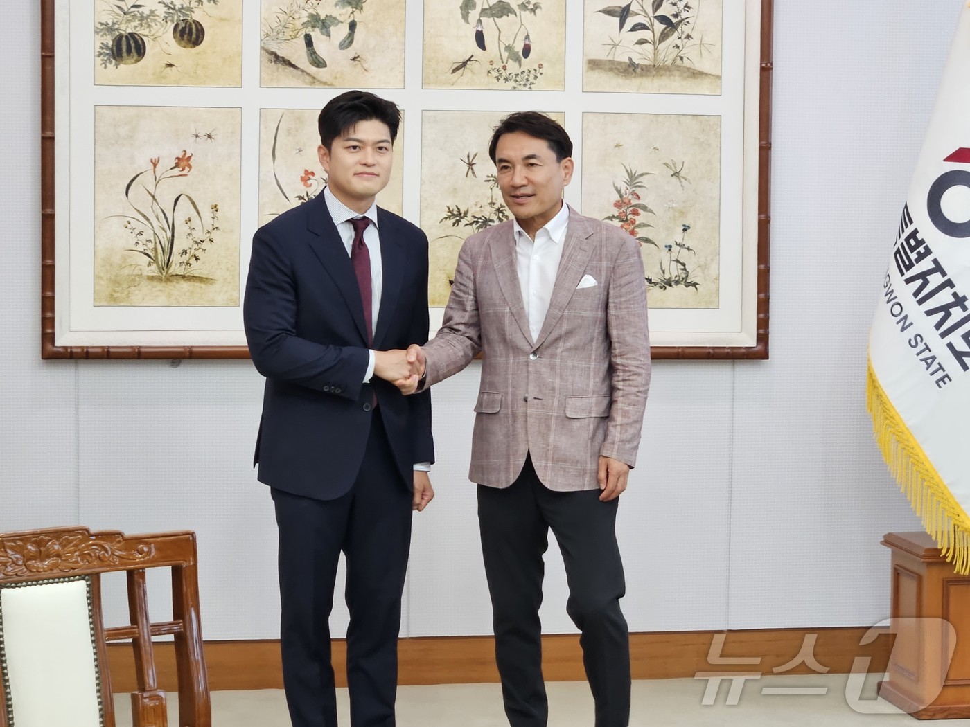 (춘천=뉴스1) 한귀섭 기자 = 김용태 국민의힘 비상대책위원장이 23일 강원도청 2층 통상상담실에서 김진태 강원도지사와 악수를 하고 있다.  2025.6.23/뉴스1