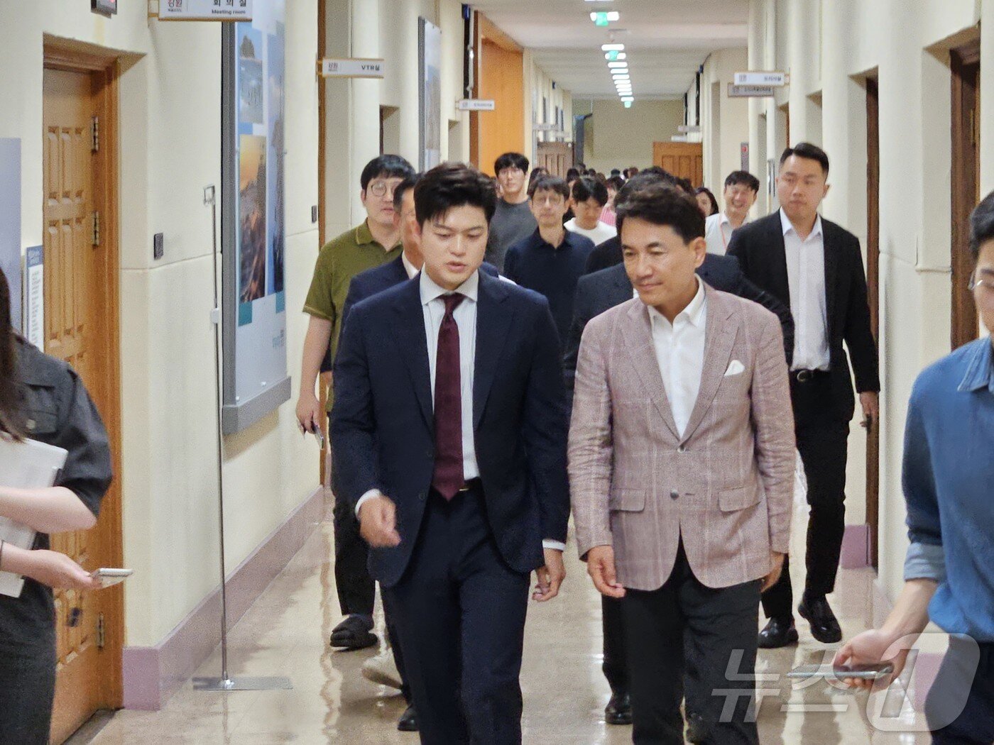 본문 이미지 - 김용태 국민의힘 비상대책위원장이 23일 강원도청에서 김진태 강원도지사와 이야기를 나누며 발걸음을 옮기고 있다. 2025.6.23/뉴스1 ⓒ News1 한귀섭 기자