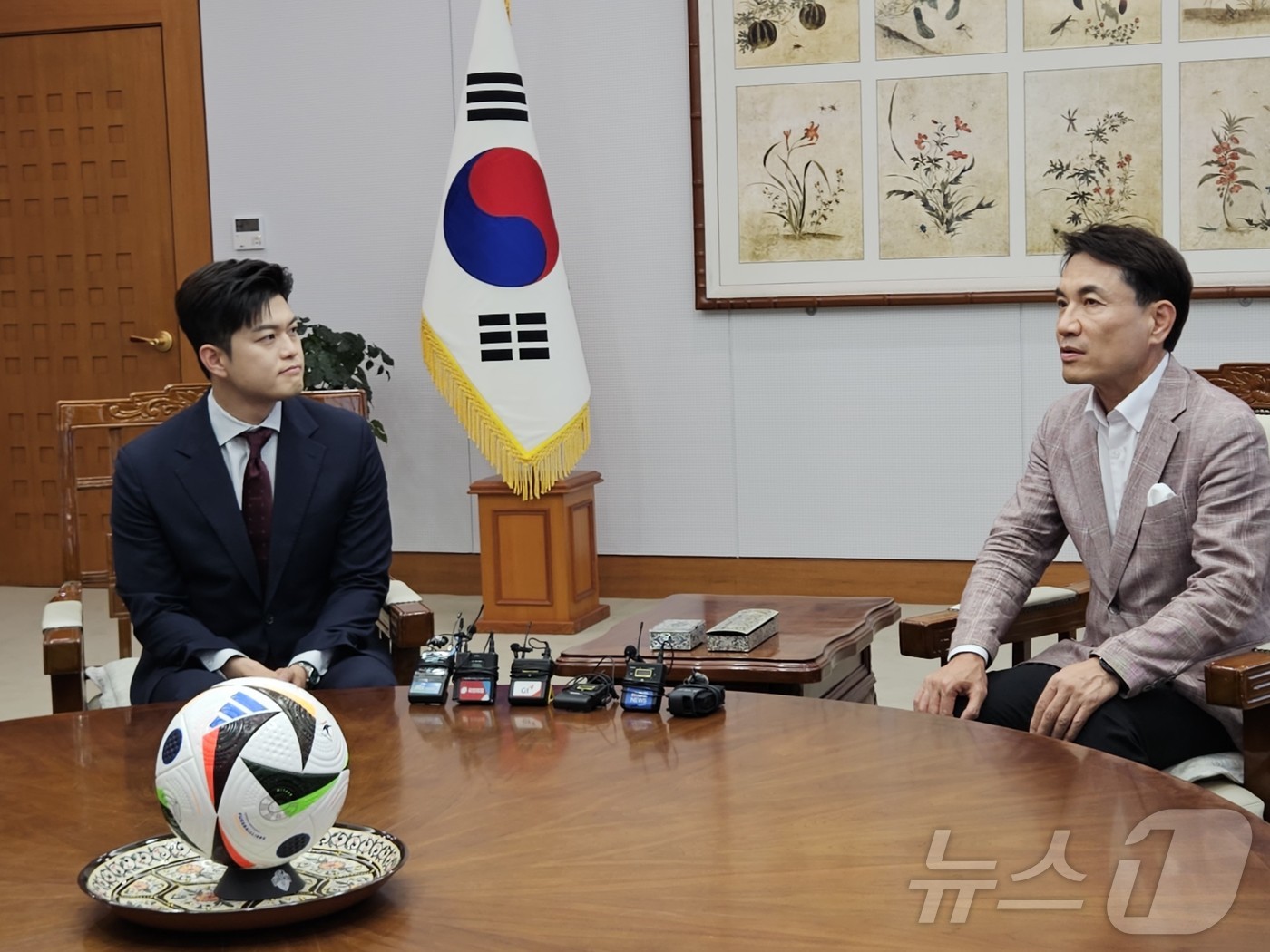 (춘천=뉴스1) 한귀섭 기자 = 김용태 국민의힘 비상대책위원장과 김진태 강원도지사가 23일 강원도청 2층 통상상담실에서 이야기를 나누고 있다.  2025.6.23/뉴스1