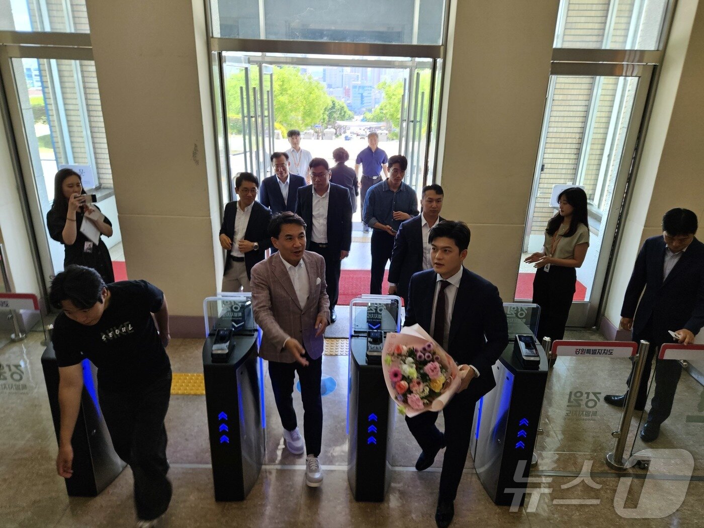 본문 이미지 - 김용태 국민의힘 비상대책위원장이 23일 강원도청에서 김진태 강원도지사와 이야기를 나누며 발걸음을 옮기고 있다. 2025.6.23/뉴스1 ⓒ News1 한귀섭 기자
