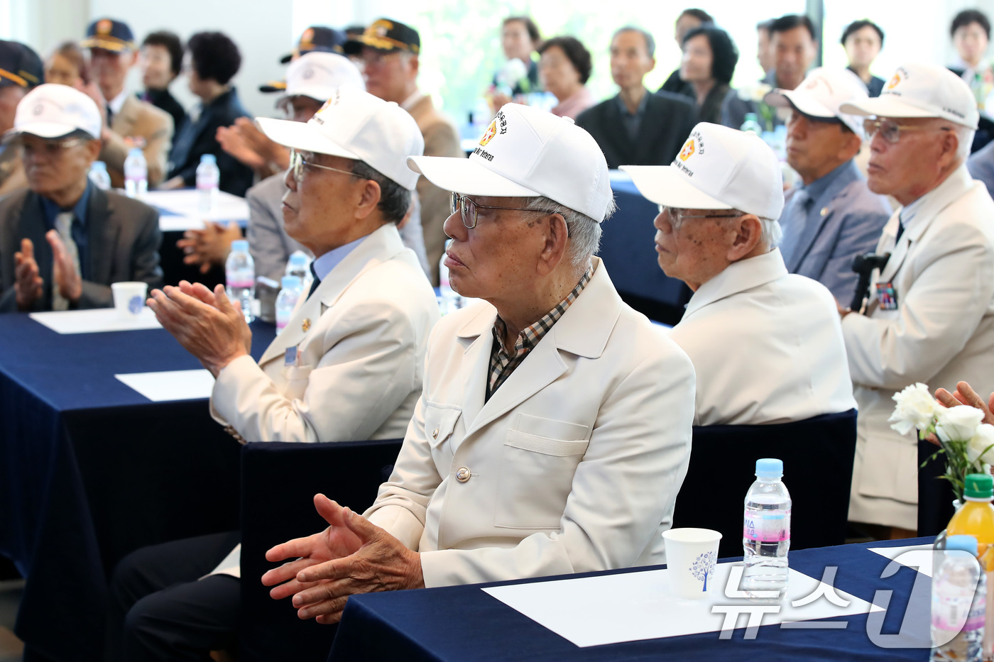(대구=뉴스1) 공정식 기자 = 23일 대구 달서구 한 웨딩홀에서 열린 '6·25전쟁 75주년 달서 보훈가족 위로연'에 참석한 6·25전쟁 참전유공자와 보훈단체 회원들이 기념공연을 …