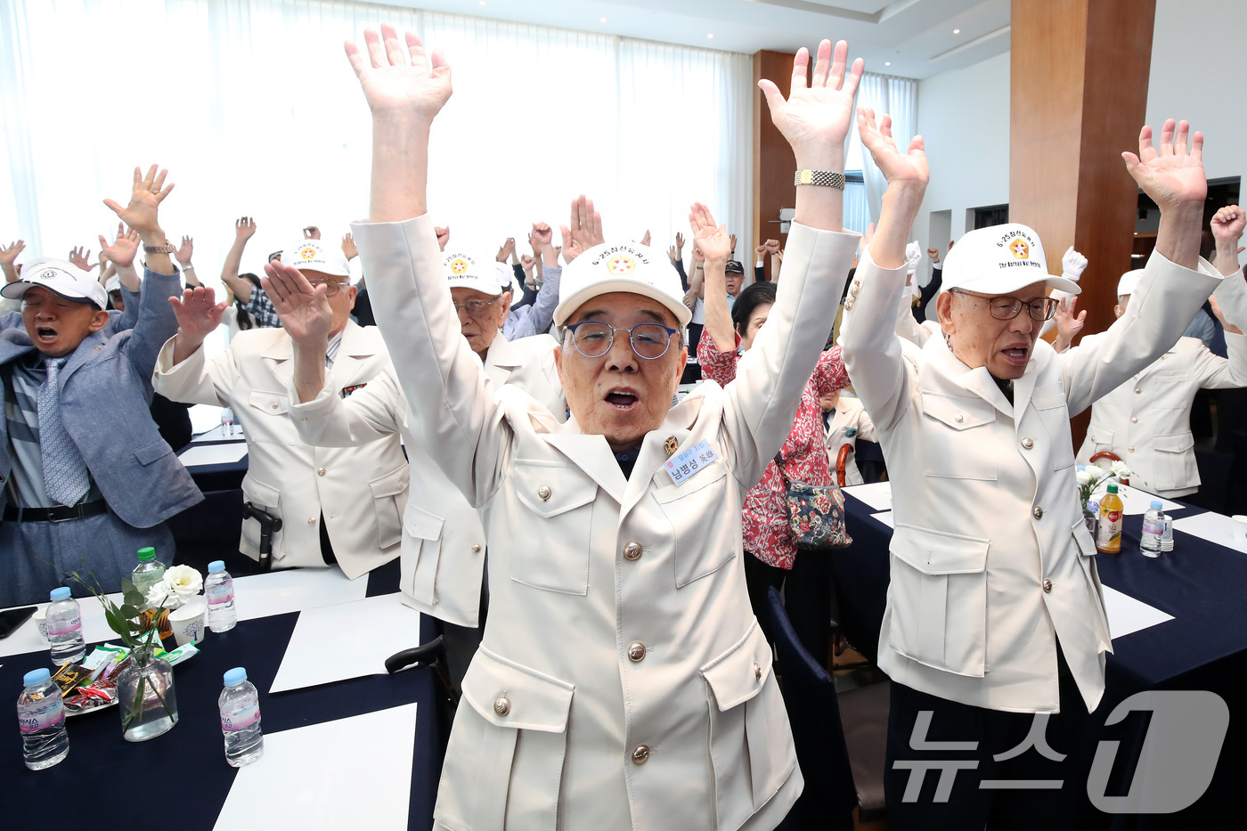 (대구=뉴스1) 공정식 기자 = 23일 대구 달서구 한 웨딩홀에서 열린 '6·25전쟁 75주년 달서 보훈가족 위로연'에 참석한 6·25전쟁 참전유공자와 보훈단체 회원들이 "대한민국 …