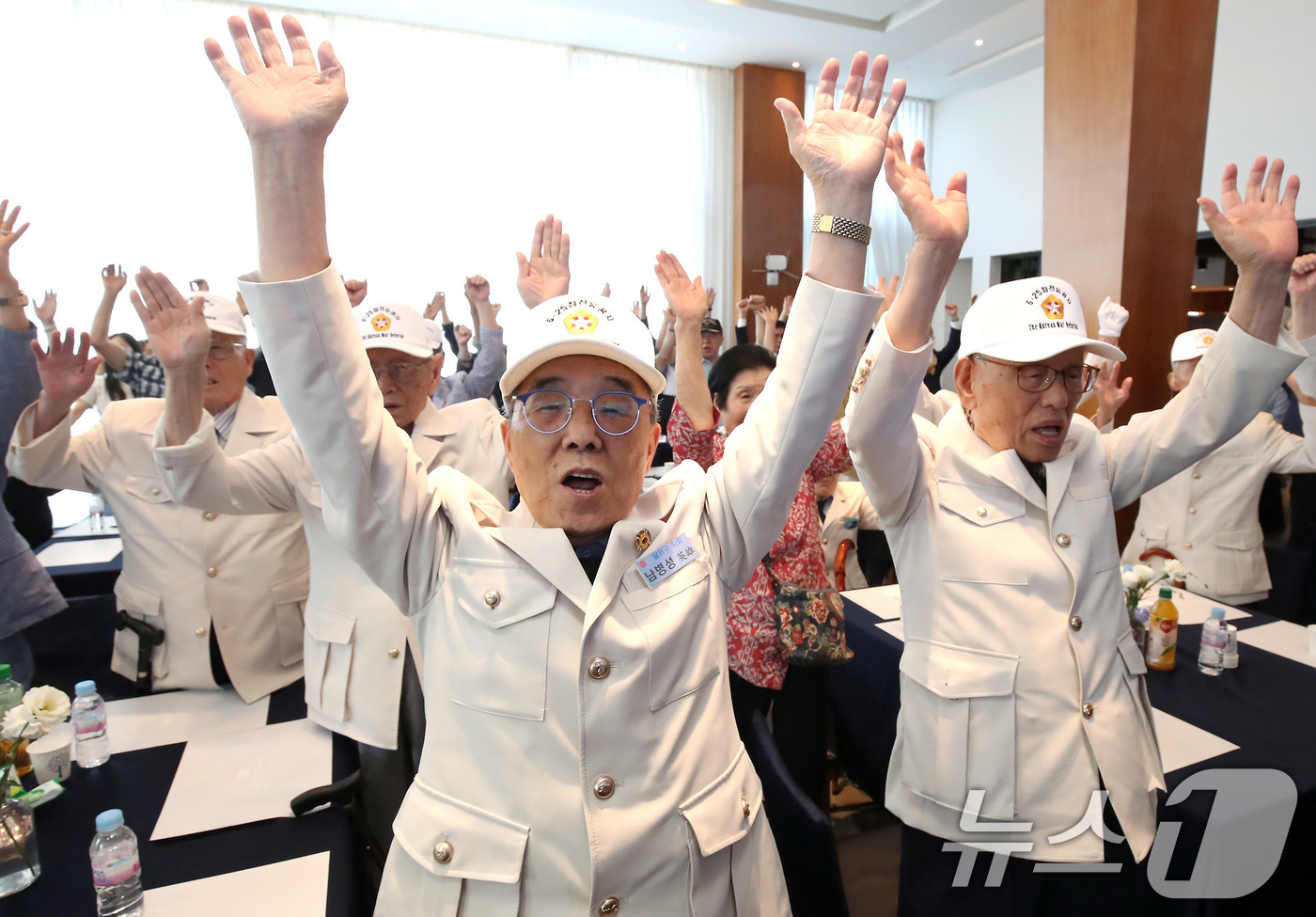 (대구=뉴스1) 공정식 기자 = 23일 대구 달서구 한 웨딩홀에서 열린 '6·25전쟁 75주년 달서 보훈가족 위로연'에 참석한 6·25전쟁 참전유공자와 보훈단체 회원들이 "대한민국 …