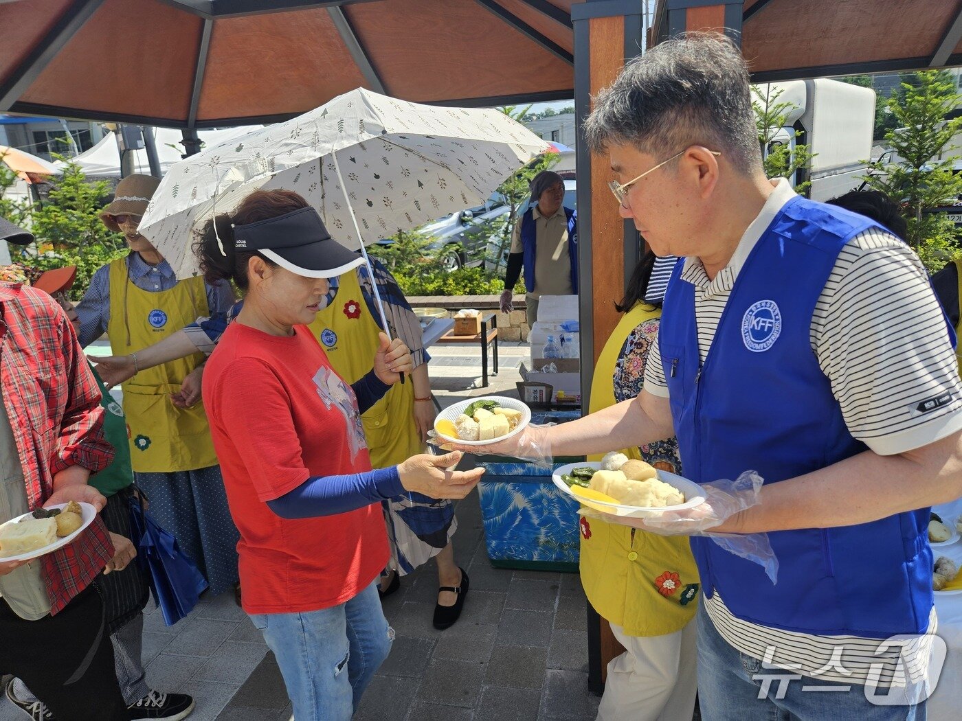 본문 이미지 - 한국자유총연맹 충북 괴산지회는 23일 괴산시장 다목적광장에서 &#39;6·25전쟁 음식 재현 시식회를 열었다.&#40;괴산군 제공, 재판매 및 DB금지&#41;/뉴스1