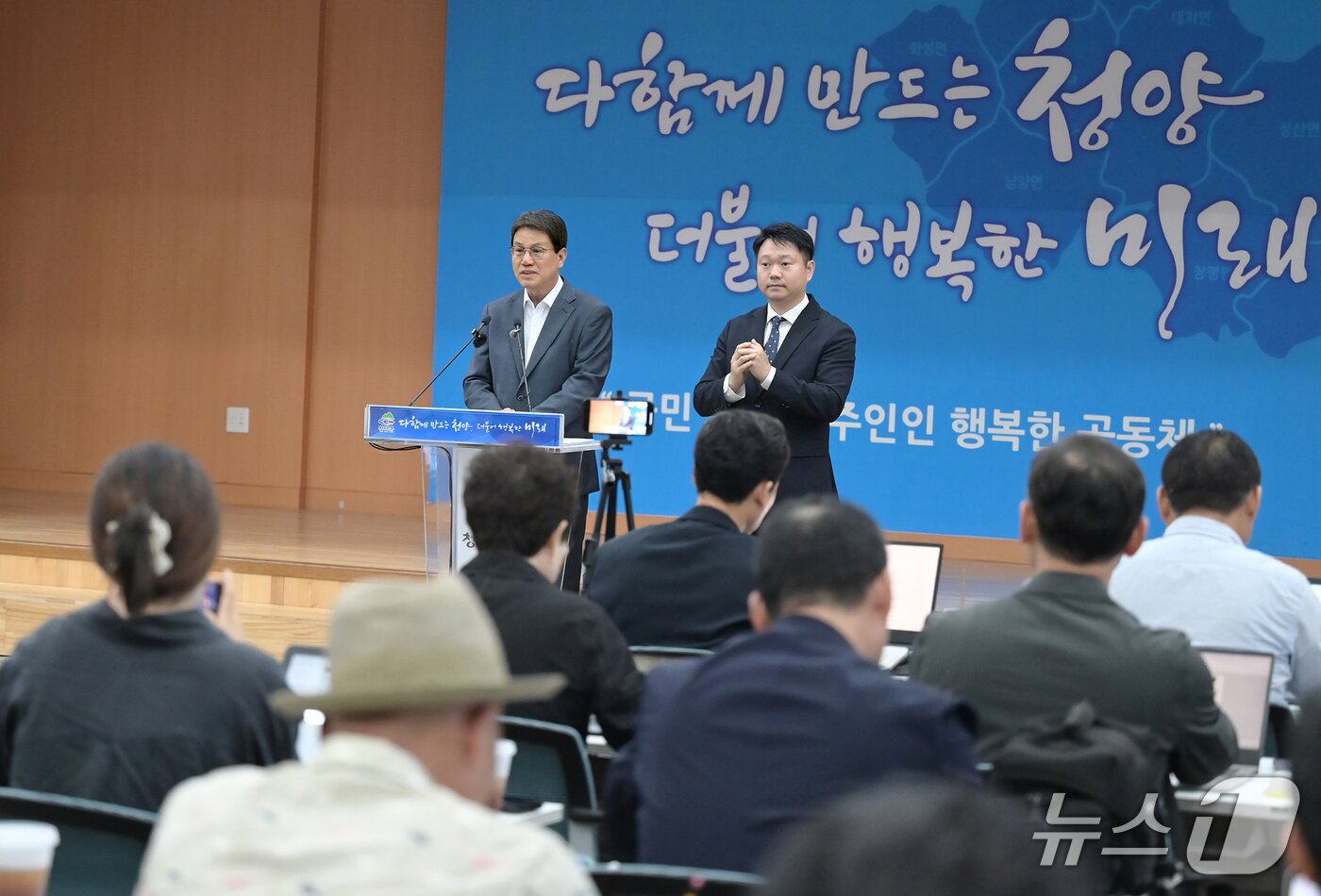 본문 이미지 - 김돈곤 청양군수가 23일 언론브리핑을 하고 있다. (청양군 제공. 재판매 및 DB 금지) 2025.6.23/뉴스1