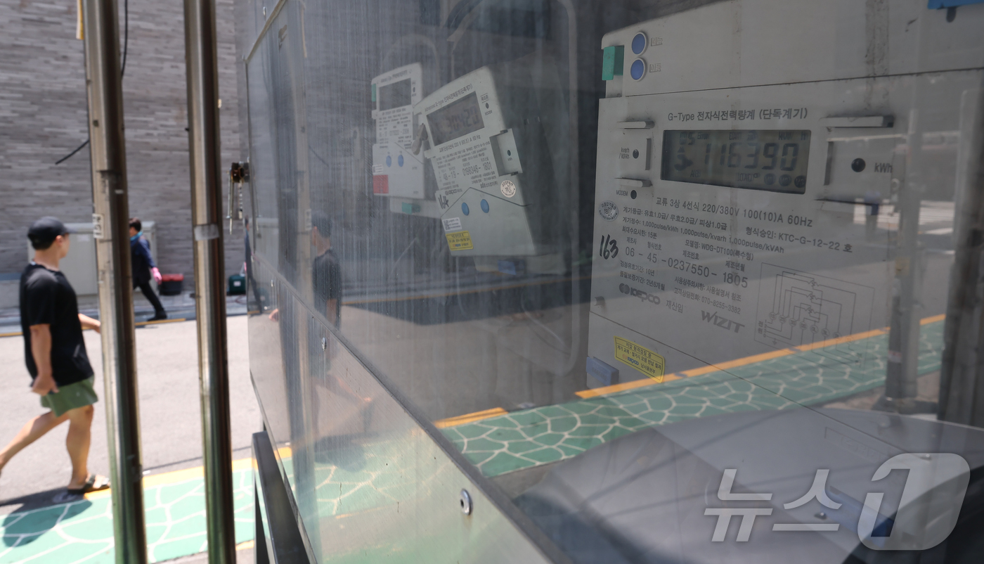 (서울=뉴스1) 김도우 기자 = 한국전력공사는 23일 3분기 연료비조정요금을 이전과 동일한 ㎾h당 5원으로 유지한다고 밝혔다.사진은 이날 서울 시내 주택가 전기계량기의 모습. 20 …