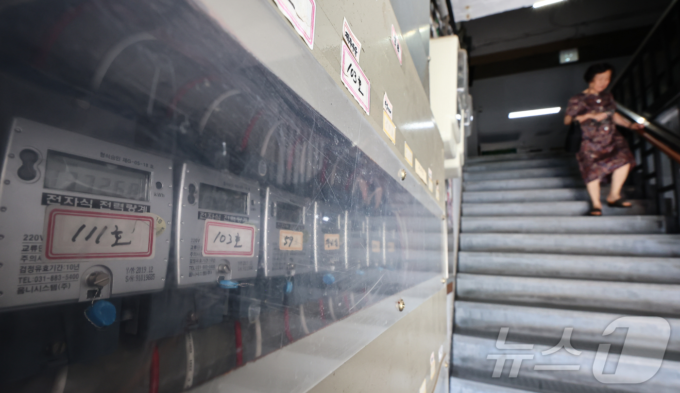 (서울=뉴스1) 김도우 기자 = 한국전력공사는 23일 3분기 연료비조정요금을 이전과 동일한 ㎾h당 5원으로 유지한다고 밝혔다.사진은 이날 서울 시내 주택가 전기계량기의 모습. 20 …