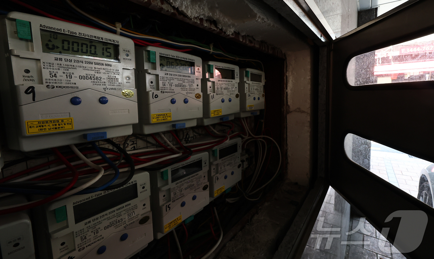 (서울=뉴스1) 김도우 기자 = 한국전력공사는 23일 3분기 연료비조정요금을 이전과 동일한 ㎾h당 5원으로 유지한다고 밝혔다.사진은 이날 서울 시내 주택가 전기계량기의 모습. 20 …