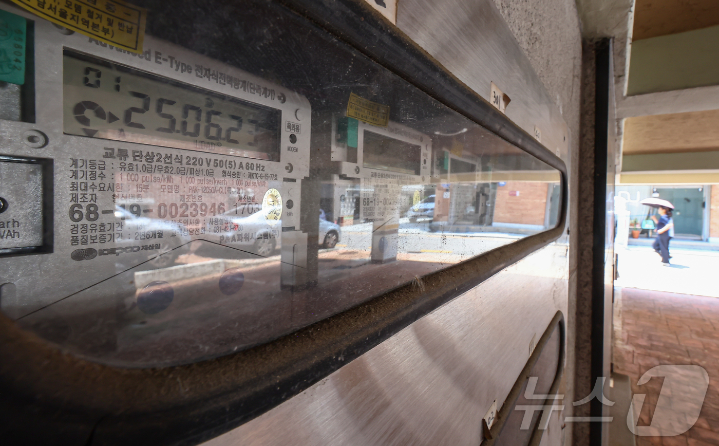 (서울=뉴스1) 김도우 기자 = 한국전력공사는 23일 3분기 연료비조정요금을 이전과 동일한 ㎾h당 5원으로 유지한다고 밝혔다.사진은 이날 서울 시내 주택가 전기계량기의 모습. 20 …